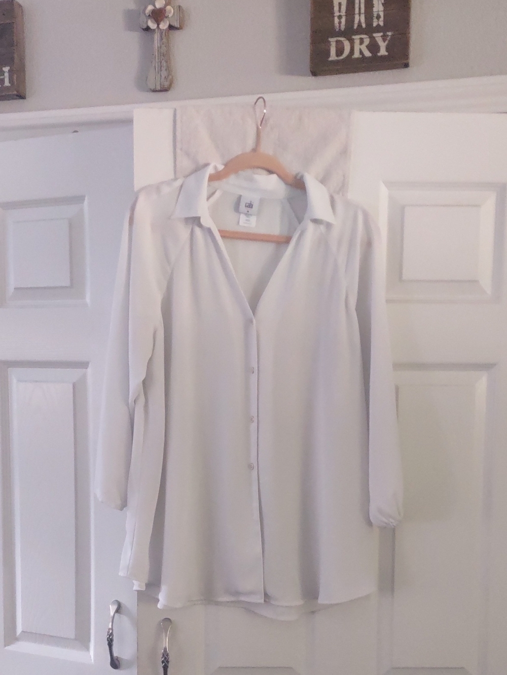 cabi Ivory V-Neck Button Front Top Size Medium